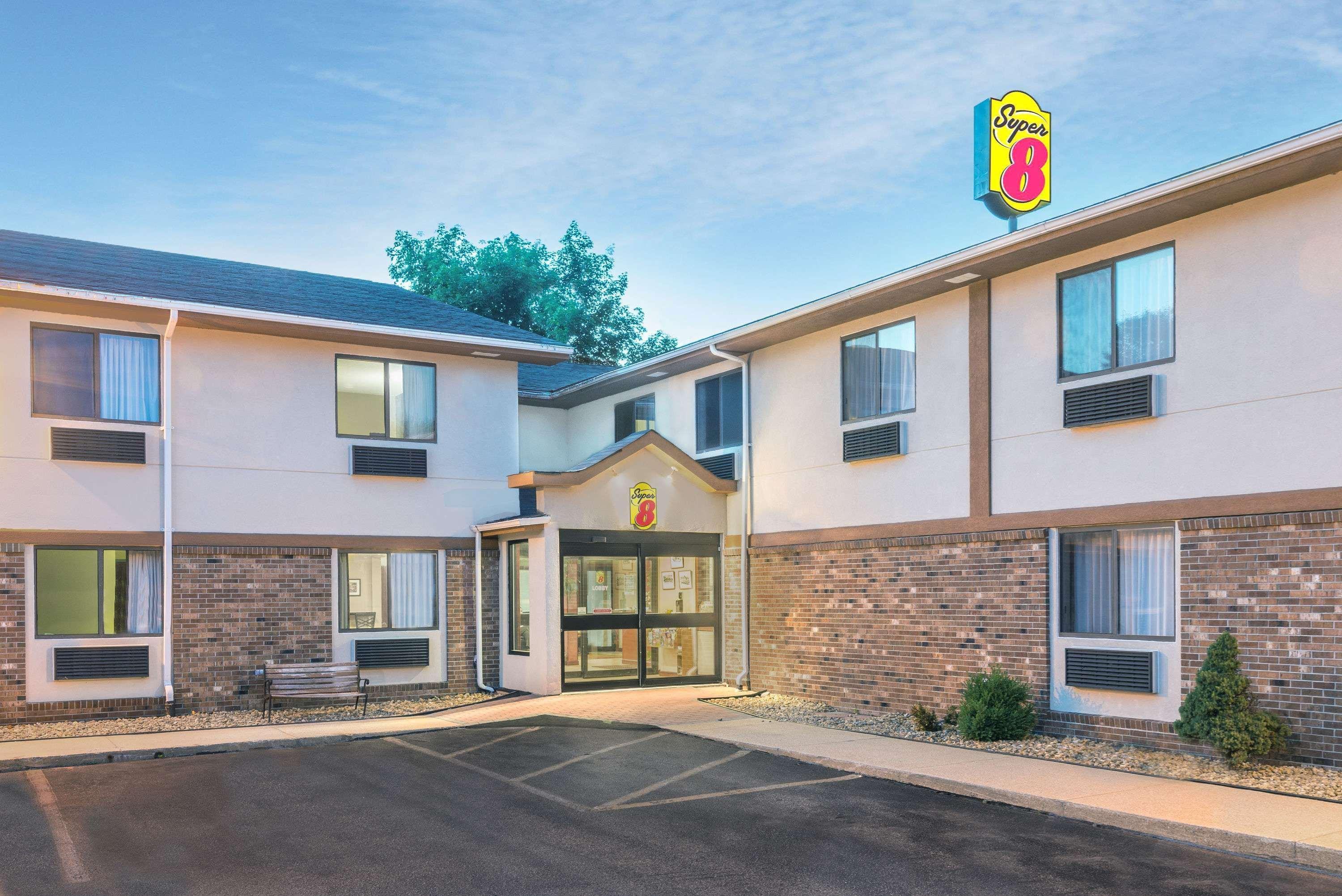 Super 8 By Wyndham Tilton/Lake Winnipesaukee Exterior photo